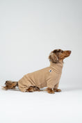 Load image into Gallery viewer, Fröhlicher Zwergdackel im camel-farbenen Fleeceoverall – wärmender Einteiler für Spaziergänge.
