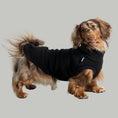 Load image into Gallery viewer, Fleece Shirt Dackel Schwarz – Hundepullover und Hundekleidung für Dackel und Windhunde – Seitenansicht am Hund