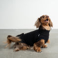 Load image into Gallery viewer, Fleece Shirt Dackel Schwarz – Close-up am Hund – hochwertige Hundekleidung von Karma Hund