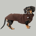 Load image into Gallery viewer, Fleece Shirt Dackel Espresso – Hundepullover und Hundekleidung für Dackel und Windhunde – Seitenansicht am Hund