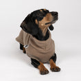 Load image into Gallery viewer, Fleece Shirt Dackel Walnut – Close-up am Hund – hochwertige Hundekleidung von Karma Hund