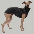 Load image into Gallery viewer, Fleece Shirt Iggy Anthrazit – hochwertige Hundekleidung für Dackel, Windspiele und Windhunde von Karma Hund Berlin – Ganzkörperansicht am Hund