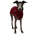 Load image into Gallery viewer, Fleece Shirt Iggy Bordeaux – Close-up am Hund – hochwertige Hundekleidung von Karma Hund