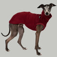 Load image into Gallery viewer, Fleece Shirt Iggy Bordeaux – hochwertige Hundekleidung für Dackel, Windspiele und Windhunde von Karma Hund Berlin – Ganzkörperansicht am Hund