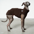 Load image into Gallery viewer, Fleece Shirt Iggy Espresso – hochwertige Hundekleidung für Dackel, Windspiele und Windhunde von Karma Hund Berlin – Ganzkörperansicht am Hund