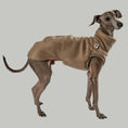 Load image into Gallery viewer, Fleece Shirt Iggy Walnut – hochwertige Hundekleidung für Dackel, Windspiele und Windhunde von Karma Hund Berlin – Ganzkörperansicht am Hund