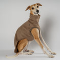 Load image into Gallery viewer, Fleece Shirt Windhund Walnut – hochwertige Hundekleidung für Dackel, Windspiele und Windhunde von Karma Hund Berlin – Ganzkörperansicht am Hund