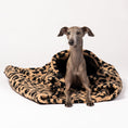 Load image into Gallery viewer, Teddy Hundeschlafsack Leo von Karma Hund – kuscheliger Schlafplatz für Hunde