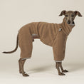 Load image into Gallery viewer, Italienisches Windspiel trägt Fleece Overall in Walnut – handgemacht in Berlin