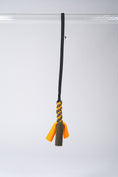 Load image into Gallery viewer, Karma_Hund_Bungee-Tau_Orange_Olive_hängend