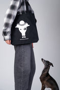 Load image into Gallery viewer, Schwarzer Jutebeutel „Dog Person“ neben einem Italienischen Windspiel im Sitzen.