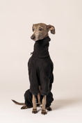 Load image into Gallery viewer, Italienisches Windspiel in bequemen Fleece Overall in schwarz von Karma Hund