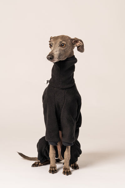 Italienisches Windspiel in bequemen Fleece Overall in schwarz von Karma Hund