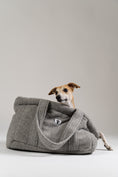 Load image into Gallery viewer, Karma Hund Teddy Shopper in Grau – flauschige Tragetasche und Rückzugsort für kleine Hunde, elegant und praktisch.