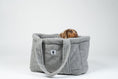 Load image into Gallery viewer, Grauer Karma Hund Shopper aus Teddy-Stoff – multifunktionales Hundebett und Tragetasche, ideal für Reisen mit kleinen Hunden, wie Dackel.
