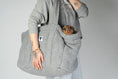 Load image into Gallery viewer, Eleganter grauer Teddy Shopper – Dackel liegt bequem darin, perfekter Komfort für kleine Hunde unterwegs.
