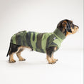 Load image into Gallery viewer, Fleece Shirt Dackel Camouflage – ergonomischer Schnitt für Dackel und Windhunde – handgefertigte Hundekleidung