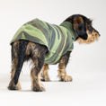 Load image into Gallery viewer, Fleece Shirt Dackel Camouflage – Hundekleidung für Windspiele und Whippets – Rückenansicht