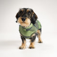 Load image into Gallery viewer, Fleece Shirt Dackel Camouflage – Detailaufnahme Stoff und hochwertige Verarbeitung – Karma Hund Berlin