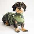 Load image into Gallery viewer, Fleece Shirt Dackel Camouflage – handgefertigte Hundekleidung aus der Berliner Manufaktur von Karma Hund