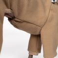 Load image into Gallery viewer, Overall Iggy Camel – Detailaufnahme Stoff und hochwertige Verarbeitung – Karma Hund Berlin