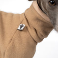Load image into Gallery viewer, Overall Iggy Camel – Detailaufnahme Stoff und hochwertige Verarbeitung – Karma Hund Berlin