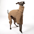 Load image into Gallery viewer, Overall Iggy Camel – Hund in Bewegung – bequeme Hundekleidung für Italienische Windspiele