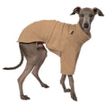 Load image into Gallery viewer, Pullover Iggy Camel – hochwertige Hundekleidung für Dackel, Windspiele und Windhunde von Karma Hund Berlin – Ganzkörperansicht am Hund