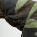 Load image into Gallery viewer, Pullover Iggy Camouflage – Detailaufnahme Stoff und hochwertige Verarbeitung – Karma Hund Berlin