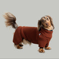 Load image into Gallery viewer, Teddy Overall Dackel Brown – hochwertige Hundekleidung für Dackel, Windspiele und Windhunde von Karma Hund Berlin – Hund seitlich