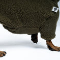 Load image into Gallery viewer, Teddy Overall Dackel Dark Olive – Detailaufnahme Stoff und hochwertige Verarbeitung – Karma Hund Berlin