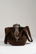 Load image into Gallery viewer, Italienisches Windspiel ruht im braunen Teddy Shopper von Karma Hund – perfektes Hundebett für Restaurant, Café oder Reisen.