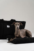 Load image into Gallery viewer, Italienisches Windspiel liegt gemütlich im schwarzen Teddy Shopper von Karma Hund – weiche Hundetasche und mobiles Reisebett aus flauschigem Teddy-Stoff.