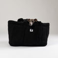 Load image into Gallery viewer, Schwarzer Karma Hund Teddy Shopper – tragbares Hundebett aus Teddy-Stoff, ideal für Reisen und Ausflüge mit kleinen Hunden.