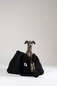 Load image into Gallery viewer, Kuscheliger schwarzer Teddy Shopper von Karma Hund – luxuriöses mobiles Reisebett für kleine Hunde, gezeigt mit italienischem Windspiel.