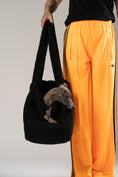 Load image into Gallery viewer, Luxuriöser schwarzer Teddy Shopper aus Teddy-Stoff von Karma Hund, dient als mobile Hundetasche und Reisebettchen für kleine Hunde.