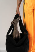 Load image into Gallery viewer, Italienisches Windspiel entspannt im schwarzen Teddy Shopper – stilvolle Hundetasche von Karma Hund, ideal für Café oder Restaurant.