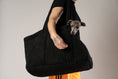 Load image into Gallery viewer, Karma Hund Shopper in Schwarz – multifunktionale Hundetasche und Schlafplatz in einem, gezeigt mit einem italienischen Windspiel.