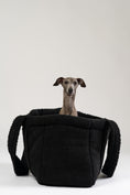 Load image into Gallery viewer, Flauschiger schwarzer Teddy Shopper von Karma Hund – eleganter Rückzugsort und Tragetasche für kleine Hunde, mit italienischem Windspiel.