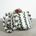 Load image into Gallery viewer, Teddy Shopper Green Waves - Rückzugsort unterwegs für Dackel, Windspiel, Zwergpudel, Zwergspitz, Whippet - Dackel entspannt unterwegs