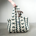 Load image into Gallery viewer, Teddy Shopper Green Waves - Rückzugsort unterwegs für Dackel, Windspiel, Zwergpudel, Zwergspitz, Whippet - Windspiel schaut aus der Tasche heraus