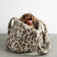 Load image into Gallery viewer, Teddy Shopper Leo Light- Rückzugsort unterwegs für Dackel, Windspiel, Zwergpudel, Zwergspitz, Whippet - Langhaar Dackel