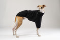 Load image into Gallery viewer, Whippet trägt schwarzen Fleece-Pullover von Karma Hund – stilvolle und warme Hundemode für kalte Tage.