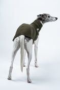 Load image into Gallery viewer, Whippet im Long Shirt in Dark Olive – dezente Farbe, klare Passform, hoher Tragekomfort