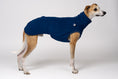 Load image into Gallery viewer, Whippet Seitenansicht in Long Shirt aus Fleece in der Farbe Navy - handgemacht in Berlin