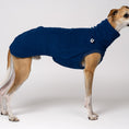 Load image into Gallery viewer, Whippet Seitenansicht in Long Shirt aus Fleece in der Farbe Navy - handgemacht in Berlin