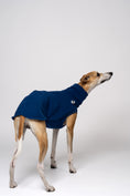 Load image into Gallery viewer, Whippet trägt Fleece Shirt handgemacht aus Berlin bequeme Windhund Mode