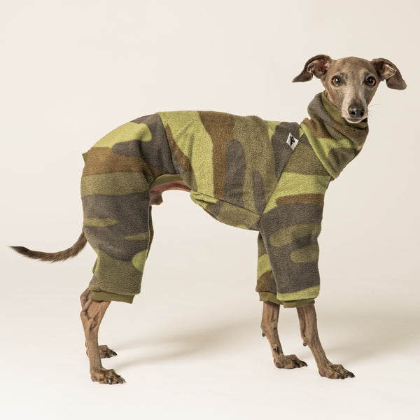 Italienisches Windspiel trägt bequemes Fleece Overall mit Camouflage Muster