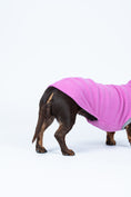 Load image into Gallery viewer, dackel im Long Shirt in Bubblegum – dezente Farbe, klare Passform, hoher Tragekomfort

