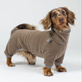 Load image into Gallery viewer, Dackel trägt walnutfarbenen Fleece-Overall – warmer, leichter Hundeeinteiler im Winter.
